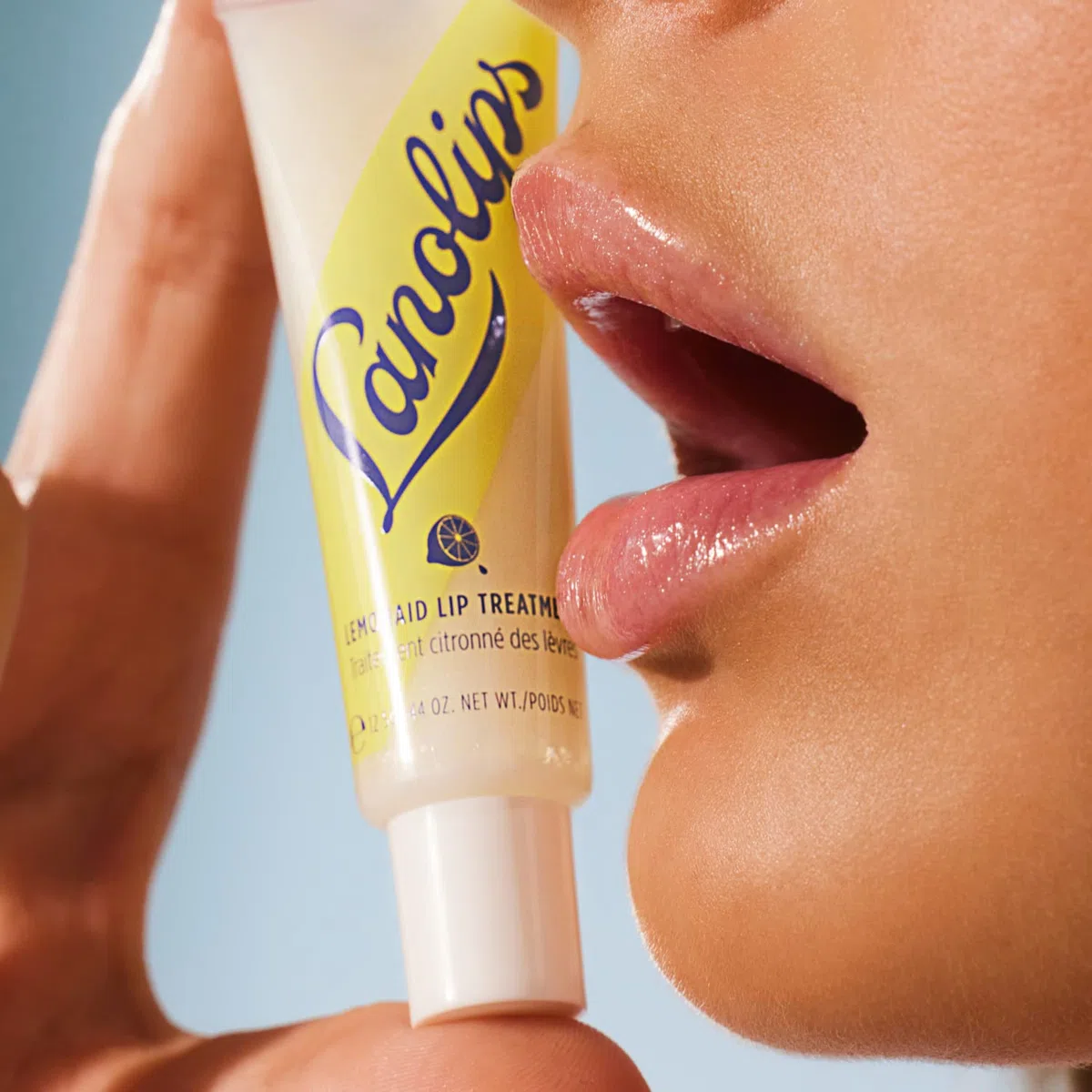 Lanolips Lemonaid Lip Treatment – Exfoliant hydratant pour les lèvres à la lanoline, à la vitamine E + Shimmer – Hydratant teinté pour les lèvres sèches, craquelées et épluchantes (12.5 g)