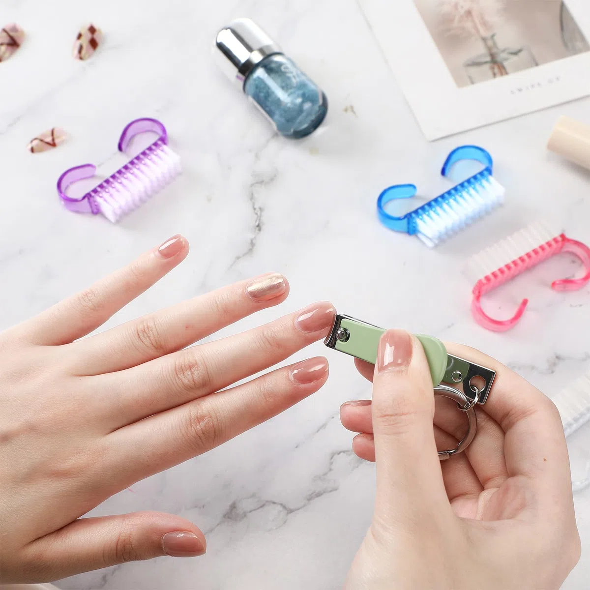 Tanlade Lot de 300 brosses à ongles avec poignée en plastique - Petite brosse à ongles - Facile à utiliser - Pour homme et femme - Pour les mains, les pieds, les orteils - 4 couleurs